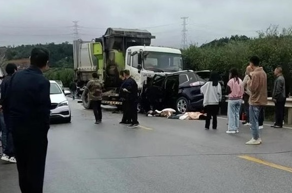 湖南岳陽臨湘市周二(3日)發生嚴重車禍,一輛接新娘的花車與垃圾車迎頭相撞,官方確認花車上6人死亡。(網上圖片)