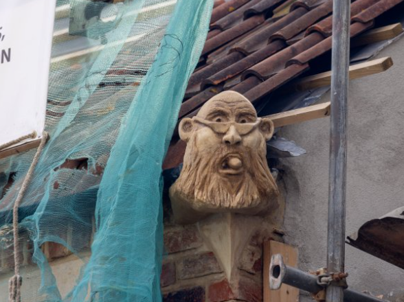 英國物業|Thomas把用官員的樣子製作石像鬼,放在屋頂上抗議。(互聯網)