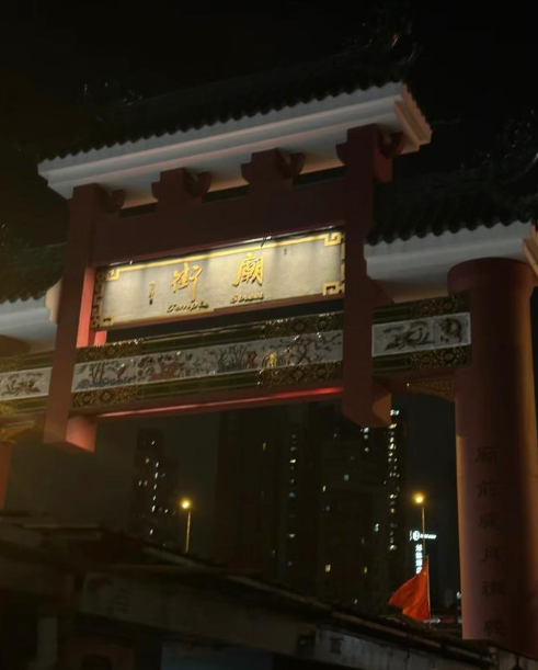 內地女影的香港街景,包括品流複雜的廟街。(圖片來源:小紅書)