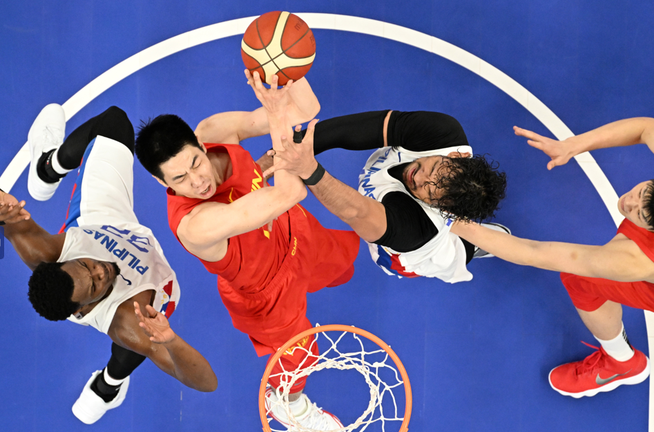 菲律賓面對坐擁主場之利的中國上演大逆轉,最多被拉開20分下力追,最終以77:76上演驚世反勝。(新華社)