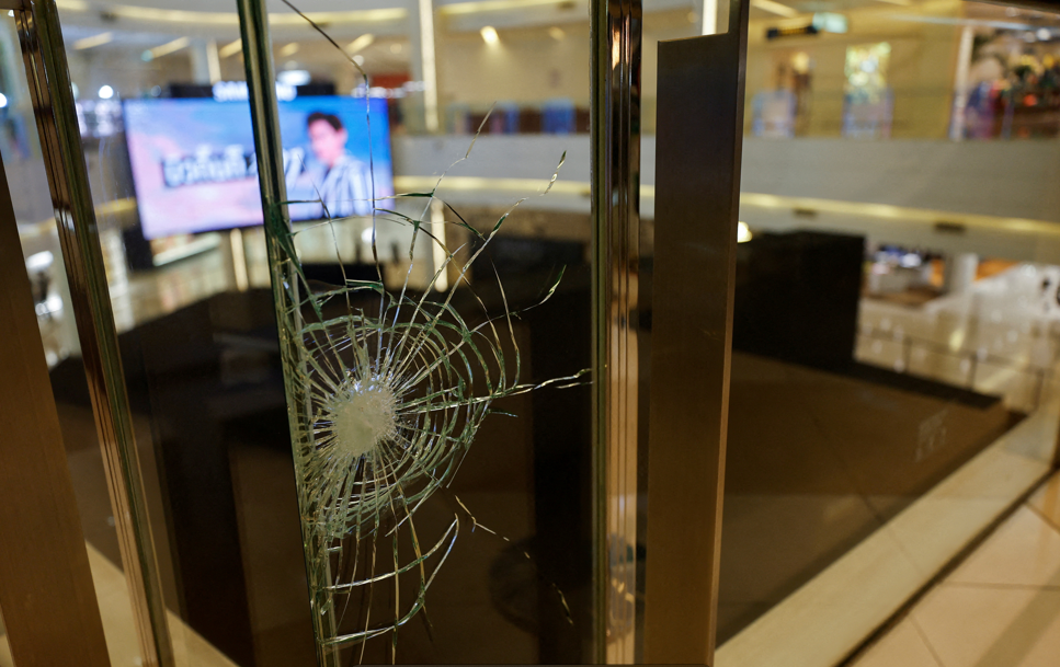 泰國曼谷旅遊景點「暹羅百麗宮百貨」槍擊案造成2死5傷,商場已解封封,有民眾悼念。(路透社)