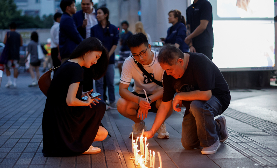 泰國曼谷旅遊景點「暹羅百麗宮百貨」槍擊案造成2死5傷,商場已解封封,有民眾悼念。(路透社)