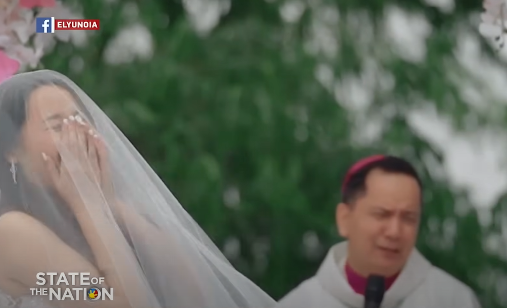 婚禮新郎掀新娘頭紗 竟整個人「捐入去」神父眼冤︰係都今晚先捐!全埸爆笑