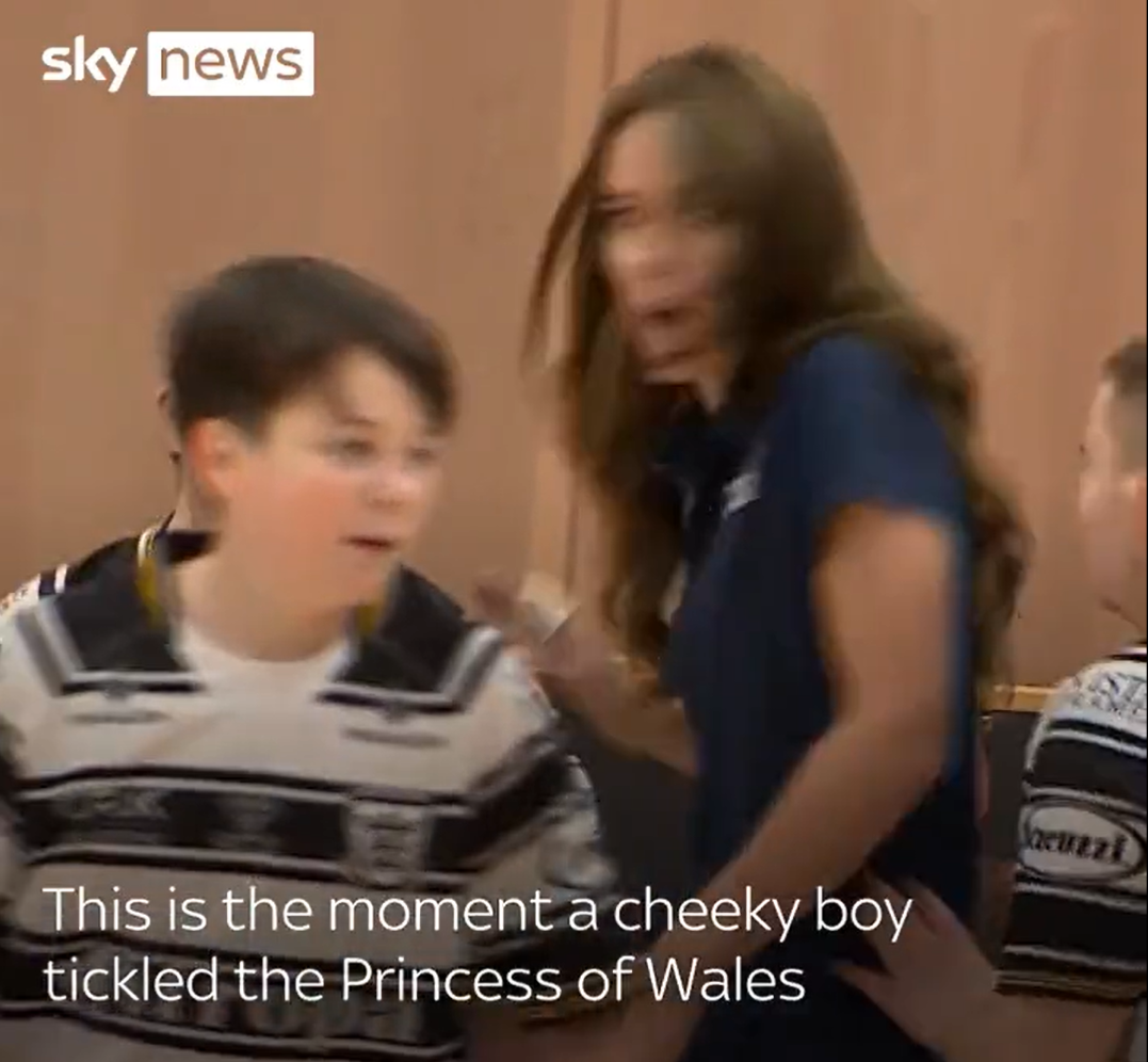 英國王室|凱特突然被人抓住腰部,大吃一驚。(互聯網)