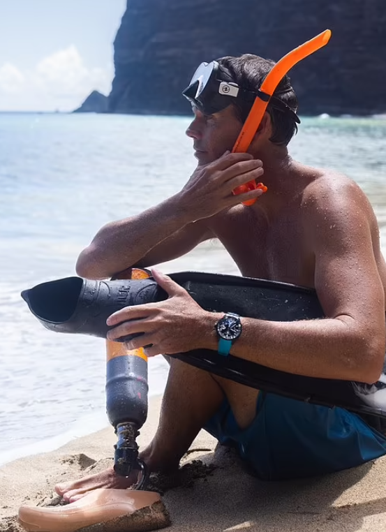 Mike Coots於1997年被鯊魚襲擊,致大量出血險死,最終失去了其中一條腿。(互聯網)