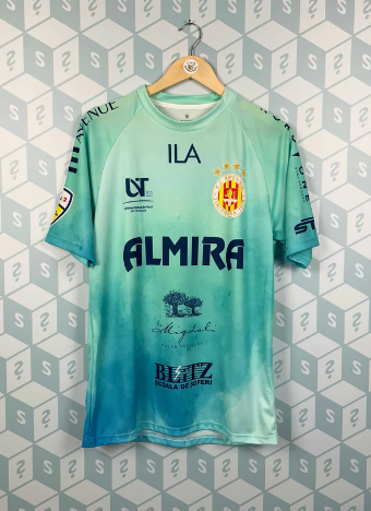 「波衫盲盒」內的球衣。(互聯網)