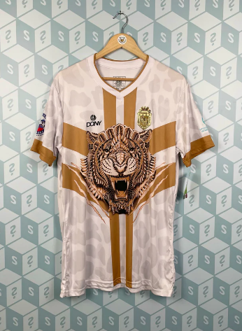 「波衫盲盒」內的球衣。(互聯網)