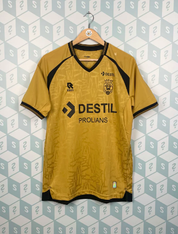 「波衫盲盒」內的球衣。(互聯網)