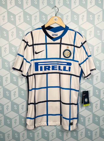 「波衫盲盒」內的球衣。(互聯網)