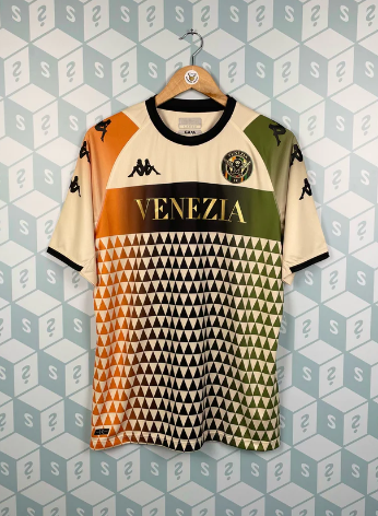 「波衫盲盒」內的球衣。(互聯網)