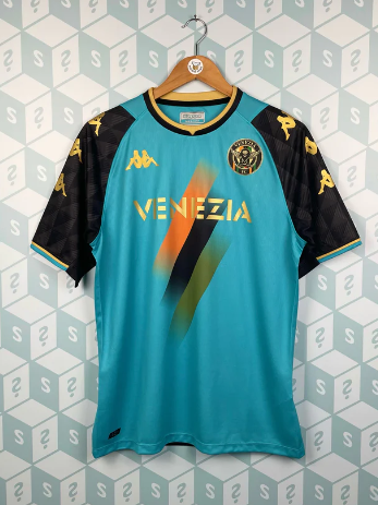 「波衫盲盒」內的球衣。(互聯網)