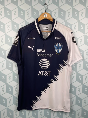 「波衫盲盒」內的球衣。(互聯網)