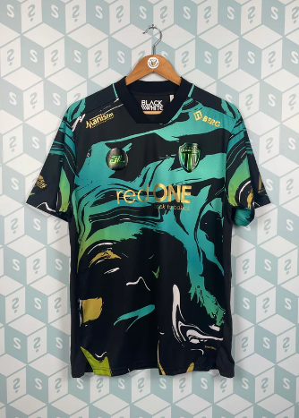 「波衫盲盒」內的球衣。(互聯網)