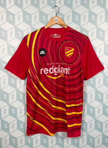 「波衫盲盒」內的球衣。(互聯網)