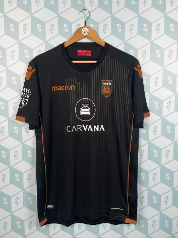 「波衫盲盒」內的球衣。(互聯網)