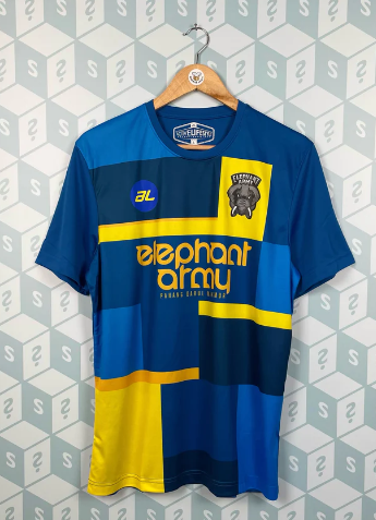 「波衫盲盒」內的球衣。(互聯網)