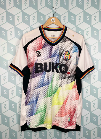 「波衫盲盒」內的球衣。(互聯網)