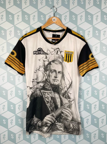 「波衫盲盒」內的球衣。(互聯網)