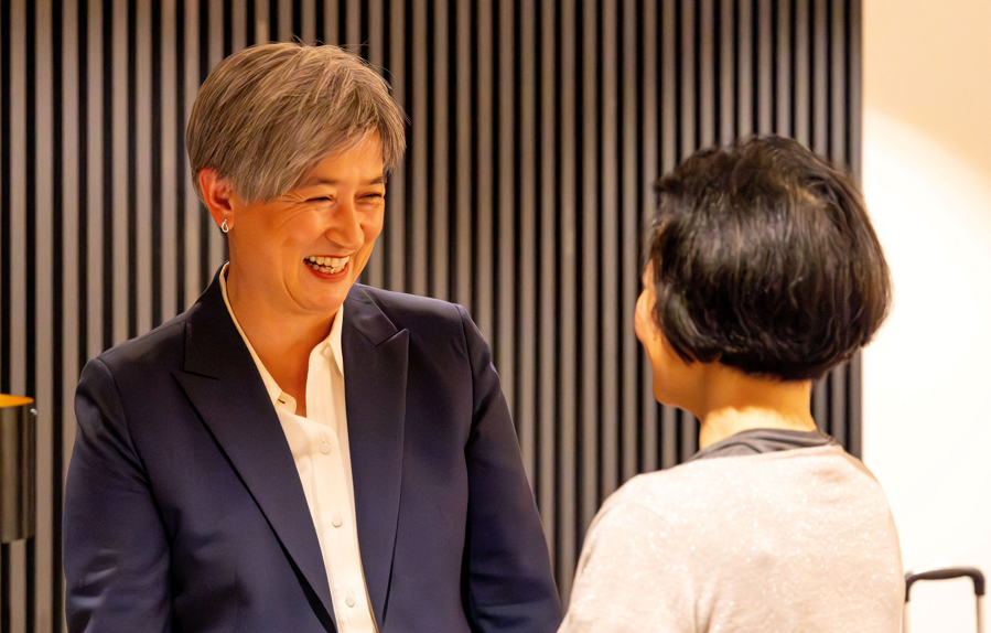 澳洲外長黃英賢在機場迎接成蕾 (路透社)