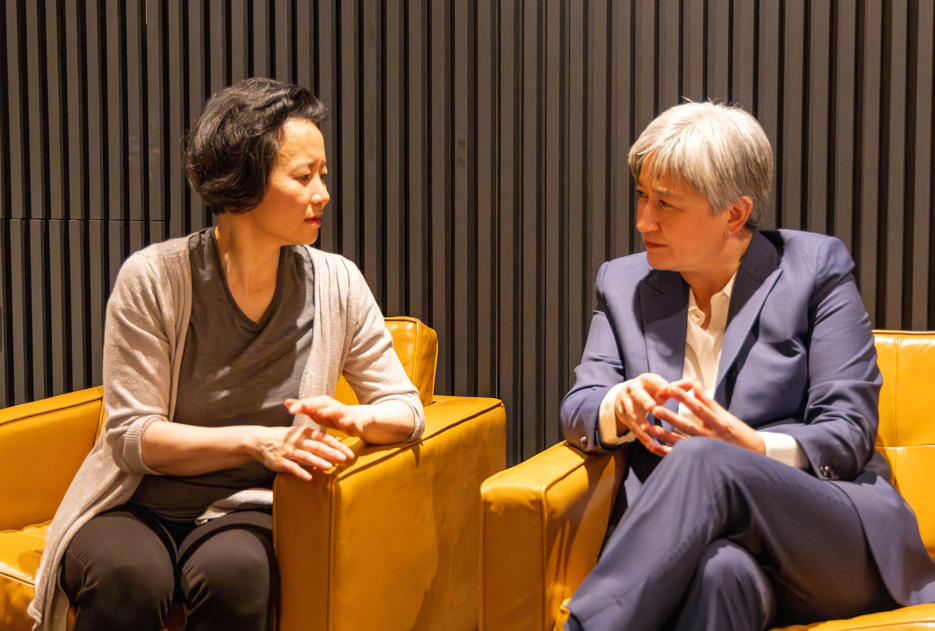 澳洲外長黃英賢在機場迎接成蕾 (路透社)