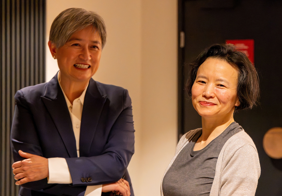 澳洲外長黃英賢在機場迎接成蕾 (路透社)