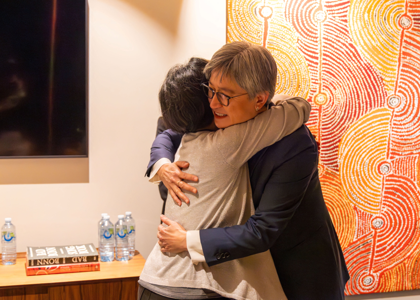 澳洲外長黃英賢在機場迎接成蕾 (路透社)