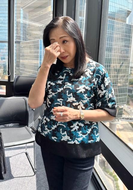 Helen談到丈夫在身邊支持,她即感觸落淚。