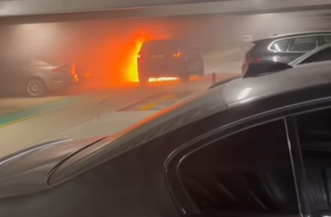 英媒指是停車場內一輪Range Rover最先起火。(互聯網)