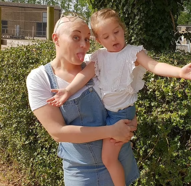 英國醫療|威廉絲與女兒。(互聯網)