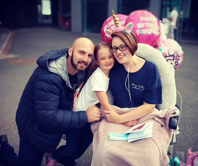 英國醫療|威廉絲與丈夫及女兒。(互聯網)