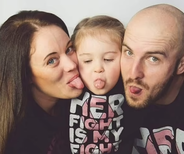 英國醫療|威廉絲與丈夫及女兒。(互聯網)