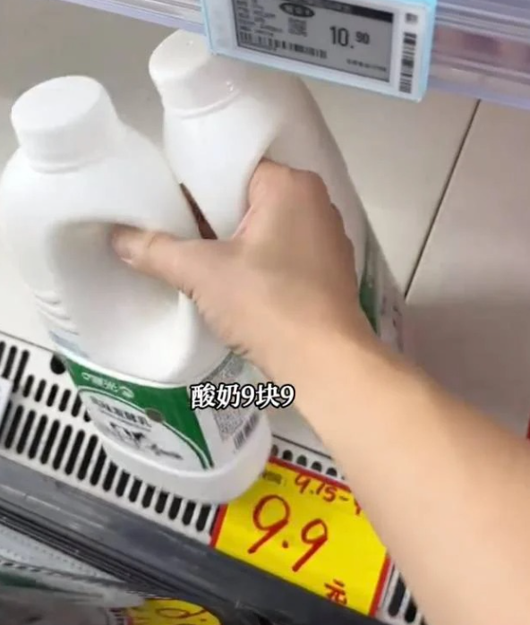 發文者在超市裡大買特買,最後買到成車食物都只需¥100埋單。(圖片來源:小紅書)