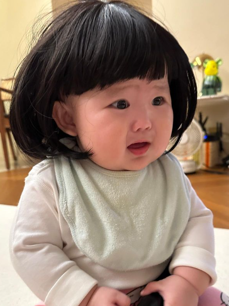 李璨琛同太太梁志瑩嘅5歲大女李元元(Lucy)把假髮笠落細妹頭上(李元元IG)