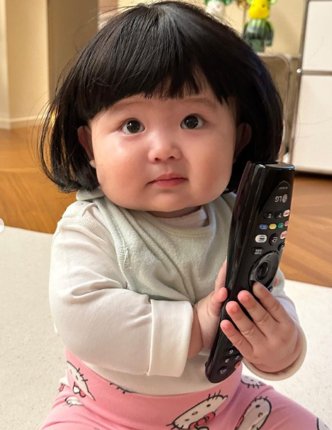 李璨琛同太太梁志瑩嘅5歲大女李元元(Lucy)把假髮笠落細妹頭上(李元元IG)