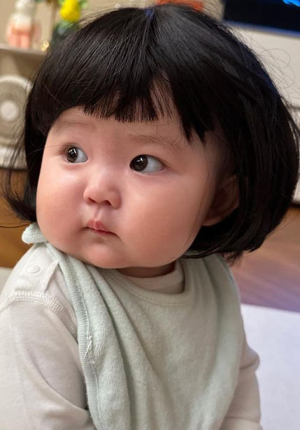 李璨琛同太太梁志瑩嘅5歲大女李元元(Lucy)把假髮笠落細妹頭上(李元元IG)