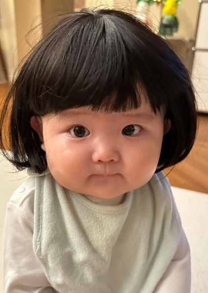 李璨琛同太太梁志瑩嘅5歲大女李元元(Lucy)把假髮笠落細妹頭上(李元元IG)