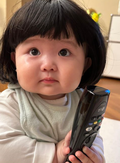 李璨琛同太太梁志瑩嘅5歲大女李元元(Lucy)把假髮笠落細妹頭上(李元元IG)