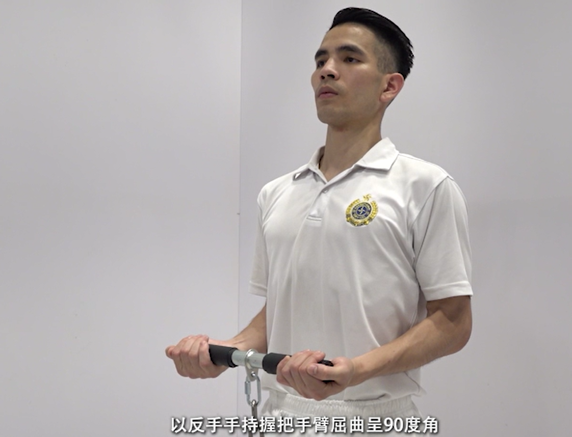 二級懲教助理體能/靜態肌力測試|上臂肌力測試正確動作姿勢(懲教署網站截圖)