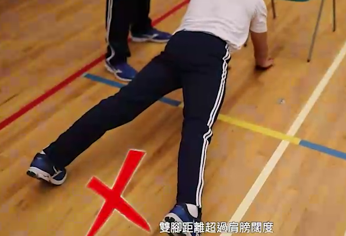 二級懲教助理體能測驗|俯撐取放錯誤動作示範。(懲教署網站截圖)