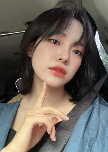 短髮髮型推薦3)耳下隨性微彎短髮-金世正(金世正IG)