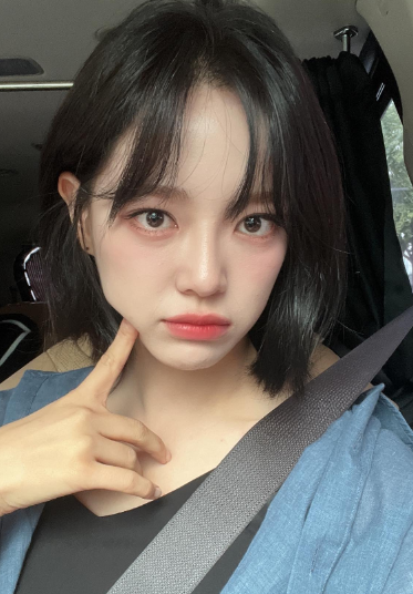 短髮髮型推薦3)耳下隨性微彎短髮-金世正(金世正IG)