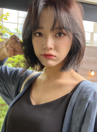 短髮髮型推薦3)耳下隨性微彎短髮-金世正(金世正IG)