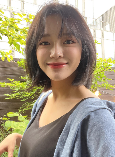 短髮髮型推薦3)耳下隨性微彎短髮-金世正(金世正IG)