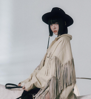 短髮髮型推薦5)精靈感一刀剪黑短髮-Le Sserafim 金采源(金采源IG)