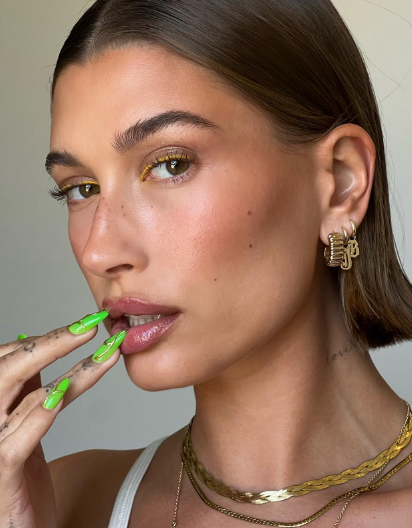 短髮髮型推薦8)歐美帥氣外彎短髮-Hailey Bieber