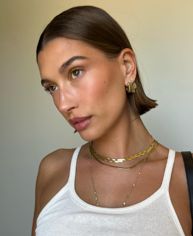 短髮髮型推薦8)歐美帥氣外彎短髮-Hailey Bieber