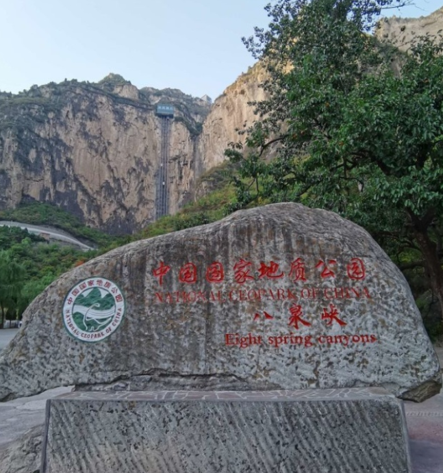 近日有網民發布影片稱,山西長治市壺關縣5A級景區八泉峽將未經處理的公廁污水排入河流。(影片截圖)