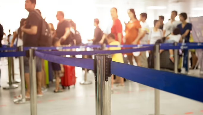 機場安檢|目前在機場等候過安檢往往需時甚久。(互聯網)