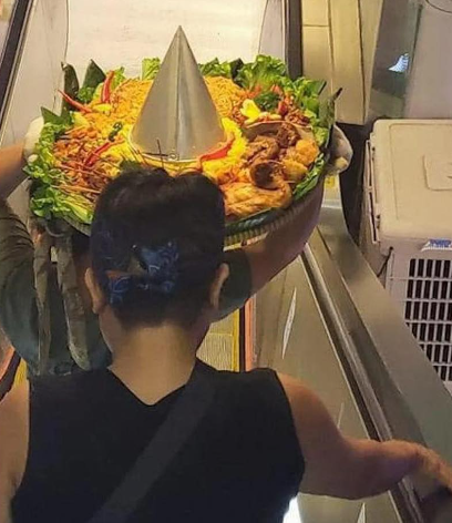 近日瘋傳多張外賣員乘搭港鐵運送一大盤串燒派對食物,但竟沒用蓋或保鮮紙包裹,任由食物一直在空氣中曝露。(網上圖片)