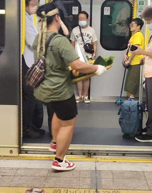 近日瘋傳多張外賣員乘搭港鐵運送一大盤串燒派對食物,但竟沒用蓋或保鮮紙包裹,任由食物一直在空氣中曝露。(網上圖片)
